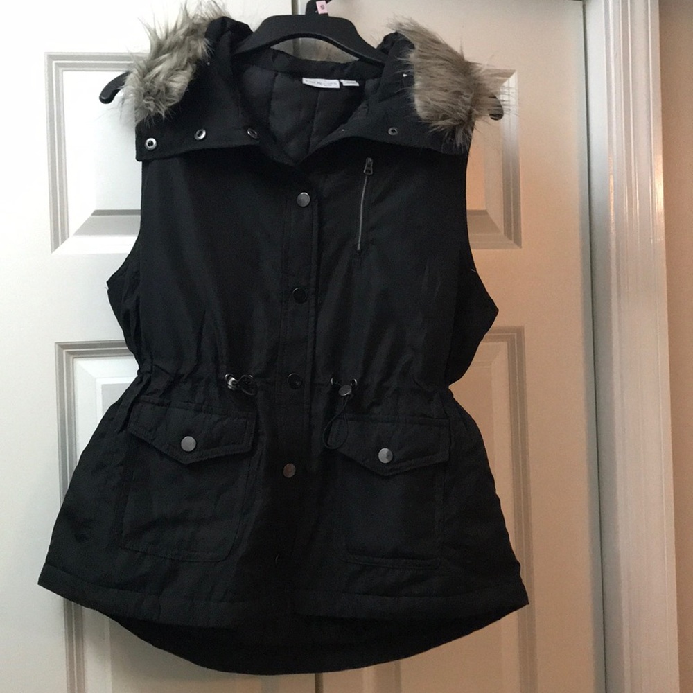 Black vest with faux fur